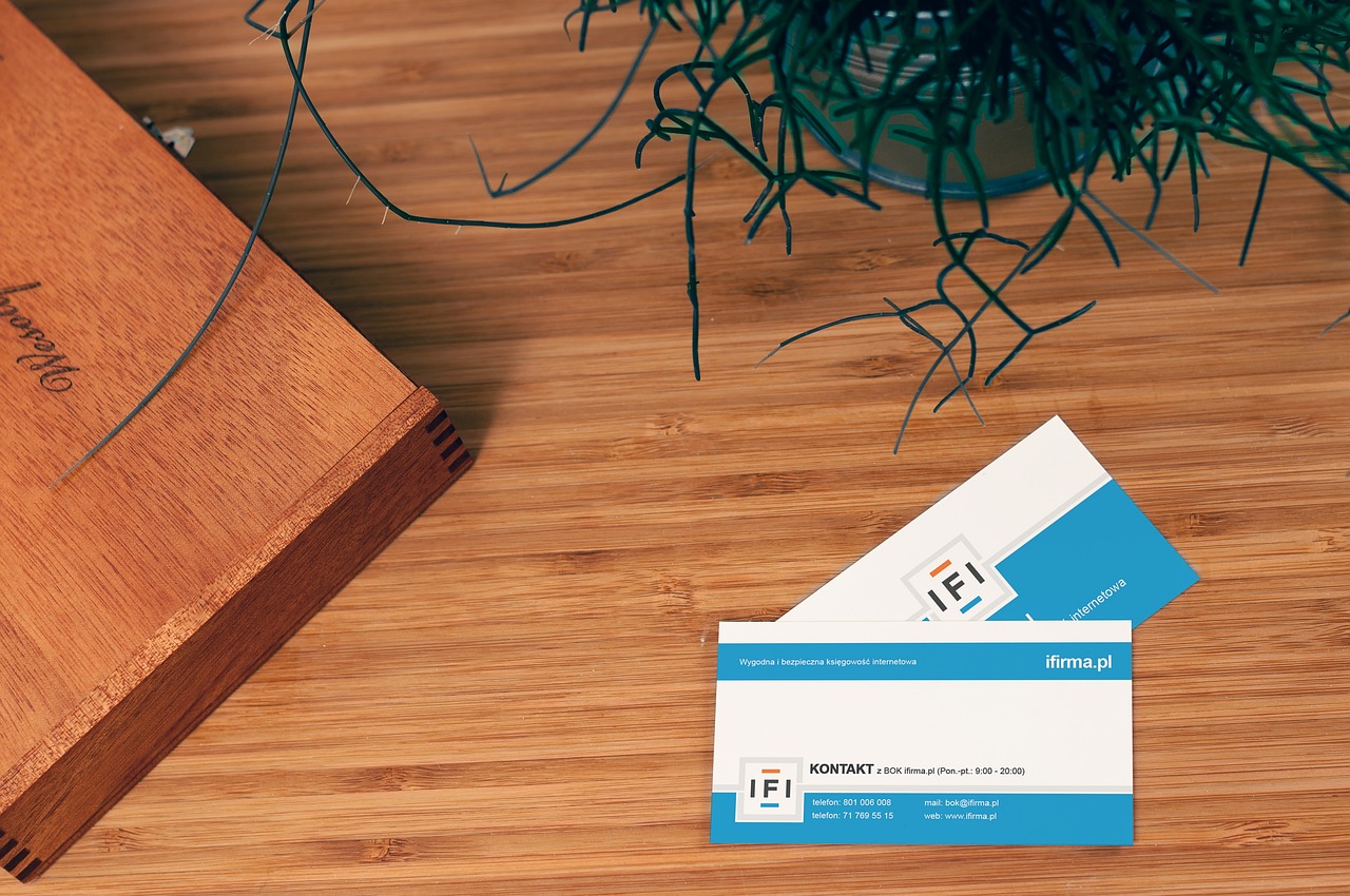 Shiny vs Subtle: Exploring Glossy and Matte Business Card Finishes